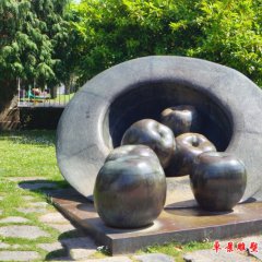 帽子里的蘋果銅雕，公園創(chuàng)意銅雕